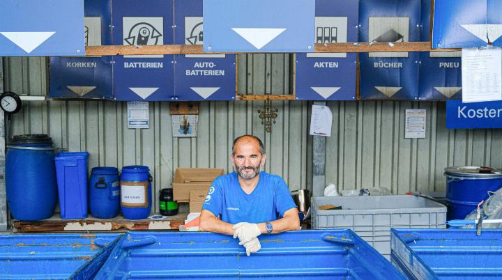 Das Entsorgungscenter Waser in Sissach ist sein Reich. Durali Ikisivir ist immer hilfsbereit und begrüsst alle Kunden mit einem Lächeln. Bild Nikolaos Schär
