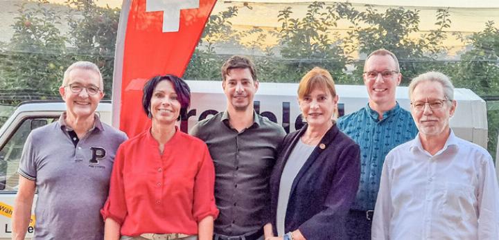Thomas Weber, Sandra Sollberger, Reto Tschudin, Caroline Mall, Roger Furler und Peter Riebli (von links)vor dem «Öpfelhüsli» in Bubendorf.
Bild zvg