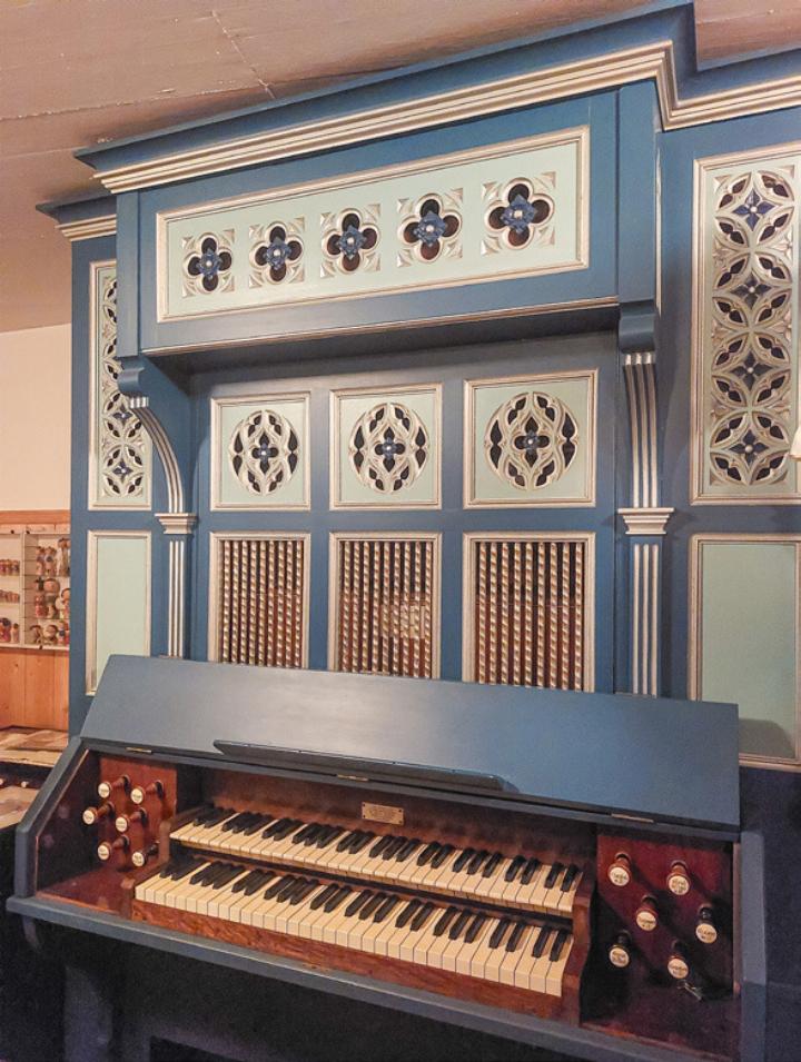 Ein wahres Schmuckstück: verzierte Hausorgel mit 2-Manual-Tastatur.