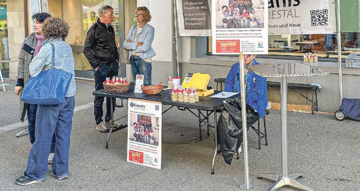 Der Kiwanis-Club verkaufte Änisbrötli in Liestal. Bild zvg