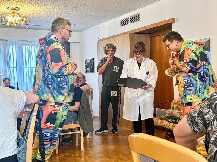 Die Küche des Landgasthofs Hard und der Theaterverein Zunzgen servierten ein unterhaltendes und äusserst bekömmliches Krimi-Dinner. Bild Erika Bachmann