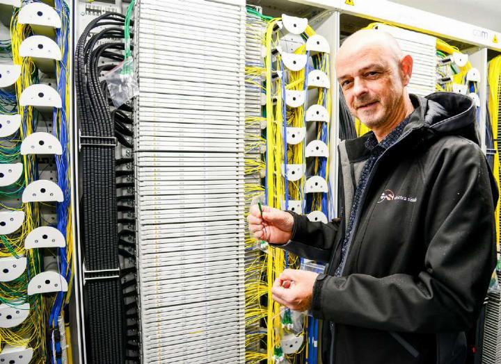 17 815 Kilometer Glasfasern verlegt: Stephan Jurt, Geschäftsführer der Elektra Sissach, in der «sissanet»-Zentrale. Bilder ch.