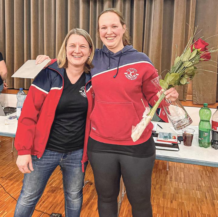 Die Ehrung von Barbara Stampfl i (rechts) wurde von Bea Groelly (links) und Anna-Tina Groelly (nicht auf dem Bild) durchgeführt. Bild zvg