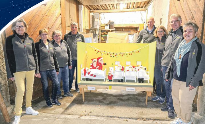 Die kranken Weihnachtsmänner und das «Stäärnewääg»-Team: Christine Mangold, Edith Bossert, Eva Zimmermann, Ernst Möckli, Beat Trachsler, Karin Flückiger, Peter Grieder und Künstlerin Sarah Gysin (von links). Bild zvg