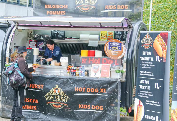 Hungrige Besucherinnen und Besucher können sich ab morgen auch an der Herbstmesse auf die originale Berliner Currywurst mit Pommes frites nach Belgischer Art freuen. Bilder Tobia Benaglio