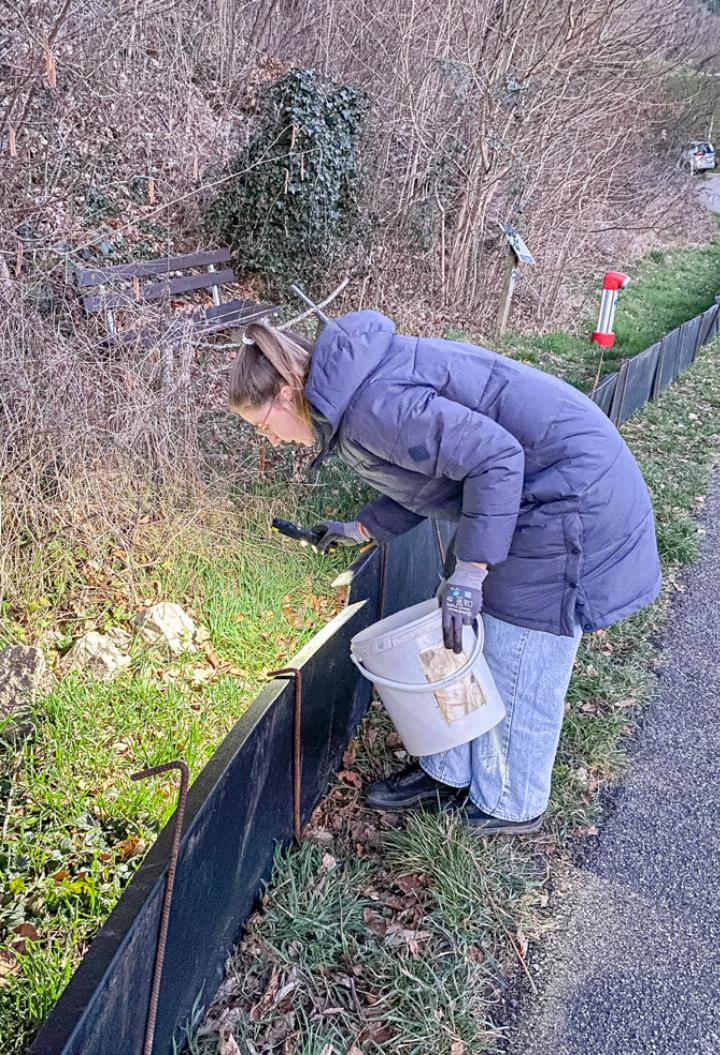 Bettina Kürmann kontrolliert in Eptingen die im Boden eingelassenen Eimer.