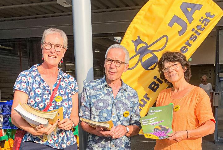Susanne Holm, Adrian Meyer und Annemarie Spinnler werben für mehr Biodiversität. Bild zvg