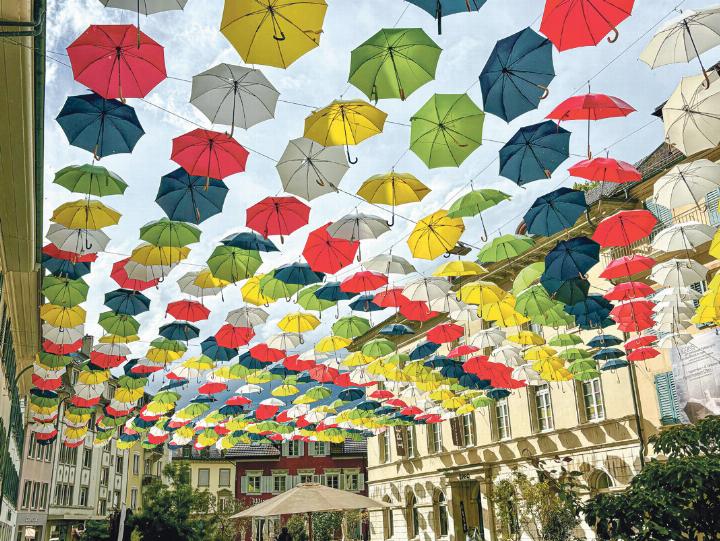 Eugen Schwarz aus Oberdorf hat die Schirme in Regenbogenfarben in Olten fotografi ert.