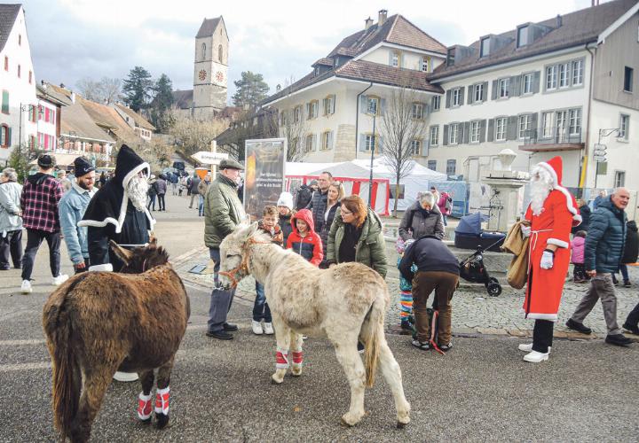 Auch der Santichlaus mit seinen Eseln wird am verkaufsoffenen Sonntag, dem «Winter-Gwärb-Sunntig», in Gelterkinden anzutreffen sein. Bild Archiv vs