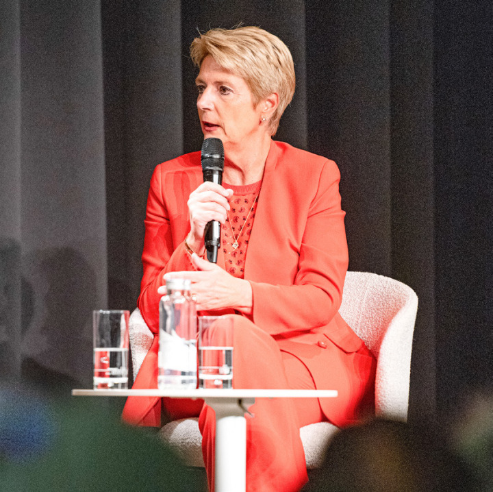 Nicht nur wegen ihres roten Anzugs sorgte Finanzministerin Karin Keller-Sutter in Gelterkinden für einen Farbtupfer.