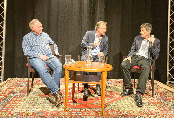 Ueli Mäder (rechts) im Gespräch mit Robert Bösiger und Guido Fluri.Bild Jane Bures Ueli Mäder (rechts) im Gespräch mit Robert Bösiger und Guido Fluri.Bild Jane Bures