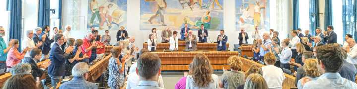 Stehender Applaus für Noch-Regierungsrätin Monica Gschwind (im weissen Jackett) gestern im Landrat. Seit 2015 ist sie Teil der Regierung. Bild je.