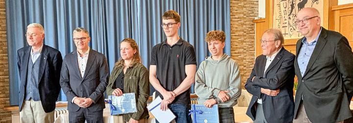 Rotary-Präsident Stephan Schneider, Postfinance-CEO Beat Röthlisberger, die Preisträger Mirjam Häfelfinger, Aaron Bucher und Joël Zimmermann sowie die Stifter Leo Jenni und Andreas Lendi (von links).
Bild vs