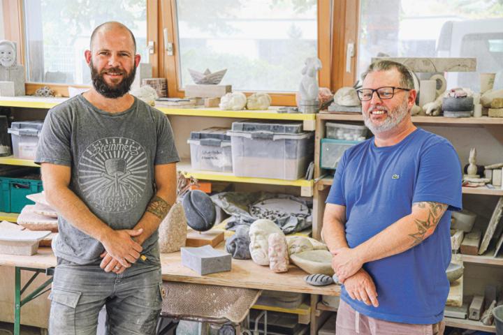 Christoph Schlozer (links) und Mario Völlmin präsentieren neben ihren «Grummelköpfen» Arbeiten, die zwischendurch entstehen. Bild Nikolaos Schär