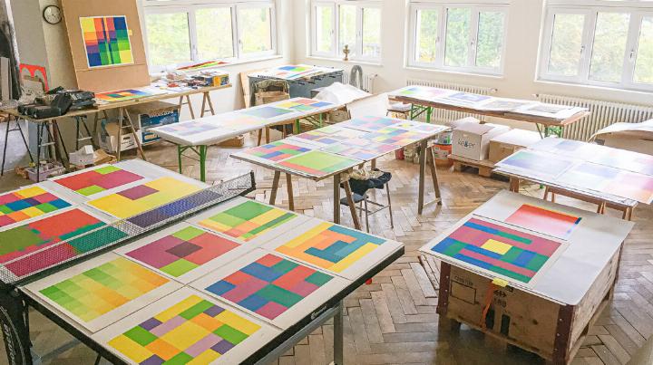 Die starke Leuchtkraft der Farben ist ein auffälliges Merkmal des Siebdrucks.
Bild zvg