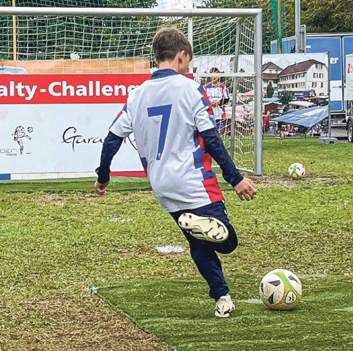 Grosse Freude herrschte nicht nur bei den jungen Penalty-Schützinnen und -schützen. Auch die älteren Anwesenden waren freudig am Geschehen beteiligt. Bild zvg