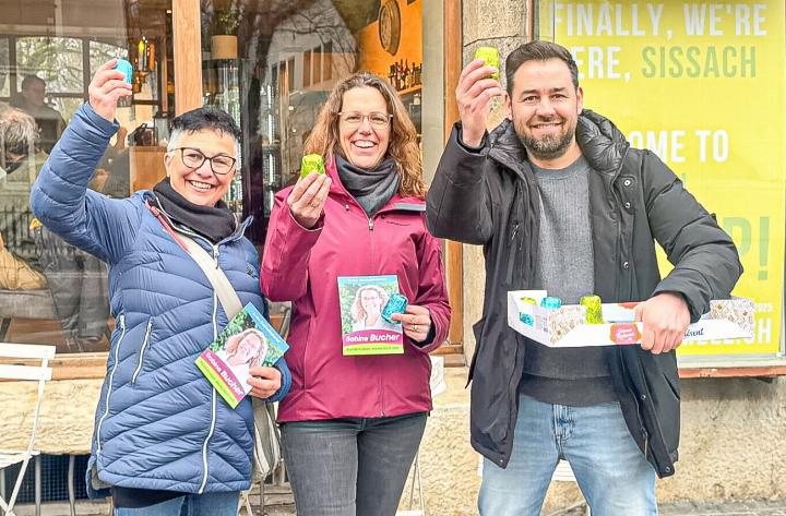 Doris Jrman, Sabine Bucher und Tobias Luchsinger in der Begegnungszone Sissach. Bild zvg