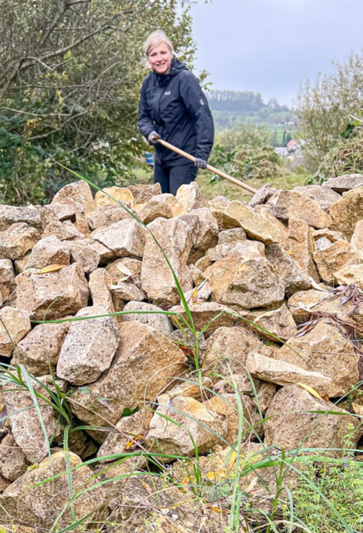 Bei der Steinmauer wird fleissig gearbeitet. Bild Lukas Müller