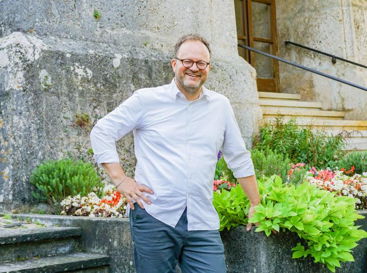 «Mir ist wichtig, dass die Jugendlichen lernen, sich selber Gedanken zu machen»: Pfarrer Erich Hub. Bild Tobias Gfeller «Mir ist wichtig, dass die Jugendlichen lernen, sich selber Gedanken zu machen»: Pfarrer Erich Hub. Bild Tobias Gfeller