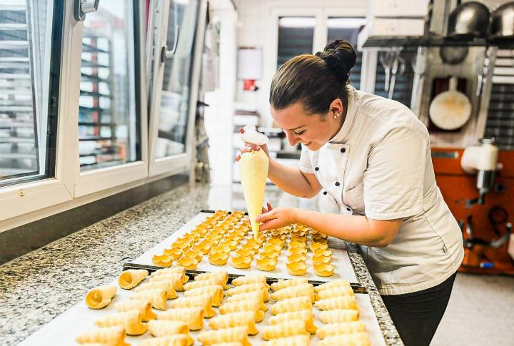 Alexandra Pfister arbeitet in der Sissacher Bäckerei Gunzenhauser. Bild zvg