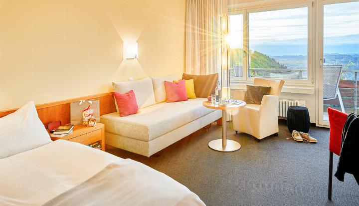 Bei einer Übernachtung im Quellhotel Bad Ramsach lassen sich die schöne Umgebung und das Spa geniessen. Bild zvg