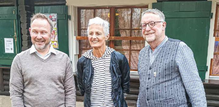 Die neue Präsidentin Beatrice Rieder zwischen den abgetretenen Vorstandsmitgliedern Beat Thommen (links) und Dominik Wunderlin. Bild svr.