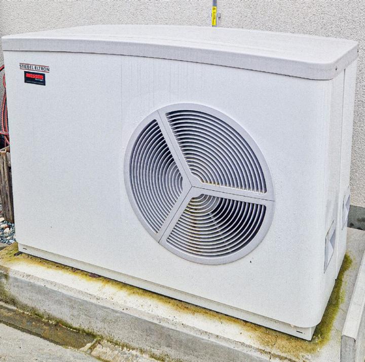 Unter Umständen können Wärmepumpen (Bild), Ladestationen für E-Autos und Photovoltaikanlagen das Stromnetz überlasten.
Bild Jo Krebs