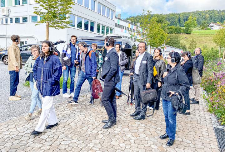 Der Medienrundgang des Vereins Industrienacht Basel lockte viele Interessierte nach Bubendorf zu Bachem, einem der Hauptsponsoren. Bild Willi Wenger