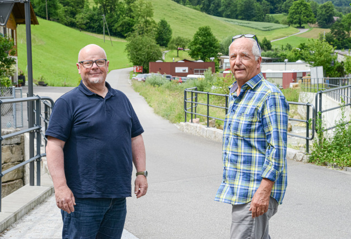 Verwalter Markus Dörflinger (links) und Präsident Fritz Sutter bei der Abzweigung zur Seewenstrasse. Bild ch.