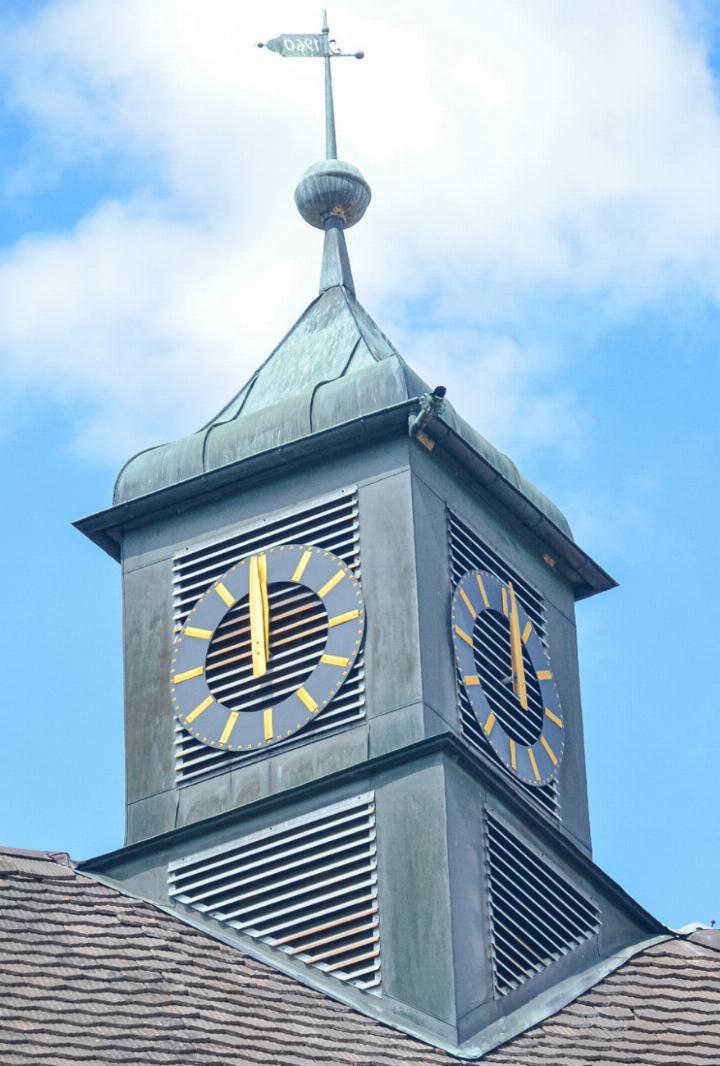 Die Uhren am Glockenturm auf dem ehemaligen Schulhaus in Zunzgen laufen momentan nicht. Bild Sander van Riemsdijk