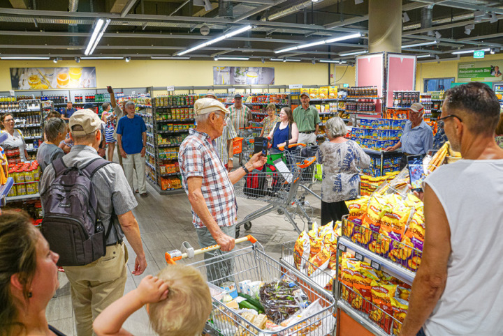 Fast ein bisschen gespenstisch: Von allein Seiten kommen Singende im Laden zusammen und stimmen in das Lied ein. Bild Hanspeter Thommen