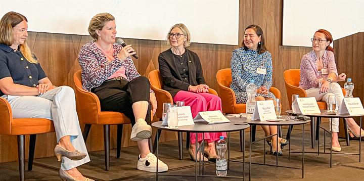 Im Talk zeigte sich, dass Gleichstellung von Branche und Arbeitgeber abhängt. Auf dem Podium: Katharina Barmettler-Sutter, Damaris Buchenhorner, Maya Graf, Juana Lucia Flores-Candia, Regula Berger (von links). Bild min.