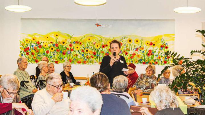 Die selbst kreierte und aus Papier hergestellte Blumenwiese ist ein Kunstwerk, das lange für Freude und Farbe im «Café Müli» sorgen wird. Bild zvg
