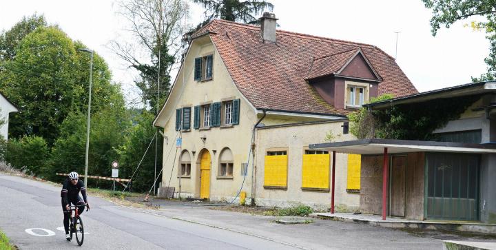 Darf nicht abgebrochen werden: das Verwaltungsgebäude der ehemaligen Sprengstofffabrik Cheddite an der Grenze zwischen Liestal und Lausen. Bild ch.