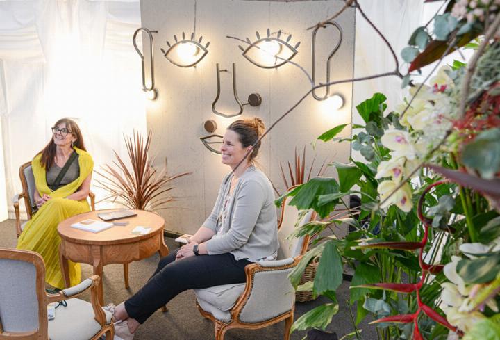 Mit Stil und Passion haben Rahel Schönenberger (Luce Unico, links) und Rahel Nyfeler (Blumen Pasadena) den gemeinsamen Stand eingerichtet.