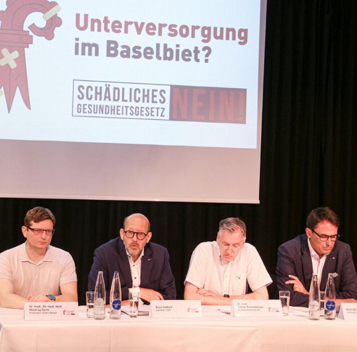 «Das Risiko ist enorm»: Sven Inäbnit (Zweiter von links) neben Miodrag Savic, Tobias Eichenberger und Balz Stückelberger (von links). Bild Janis Erne