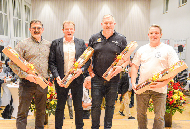Sie sorgten für einen interessanten Abend: Gartenbauer Markus Hasler, EHC-Basel-Sportchef Kevin Schläpfer, Schwingerkönig Christian Stucki und der Hemmiker Graveur Cédric Thommen (von links). Bilder Christian Horisberger