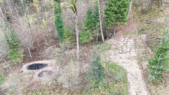 Mit dem Verlegen von möglichst weit auseinanderliegenden Quadersteinen bleibt der Waldweg, auf dem sich die Quelle befindet, für Forstfahrzeuge passierbar, ohne sie zu gefährden. Zudem wurden zwei Weiher angelegt. Bild zvg