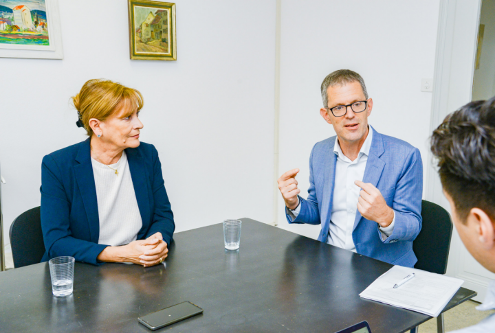 In Bildungsfragen sind sich die Regierungsratskandidaten Caroline Mall und Markus Eigenmann weitestgehend einig. Nur die Wege zum Ziel unterscheiden sich.Bild ch.