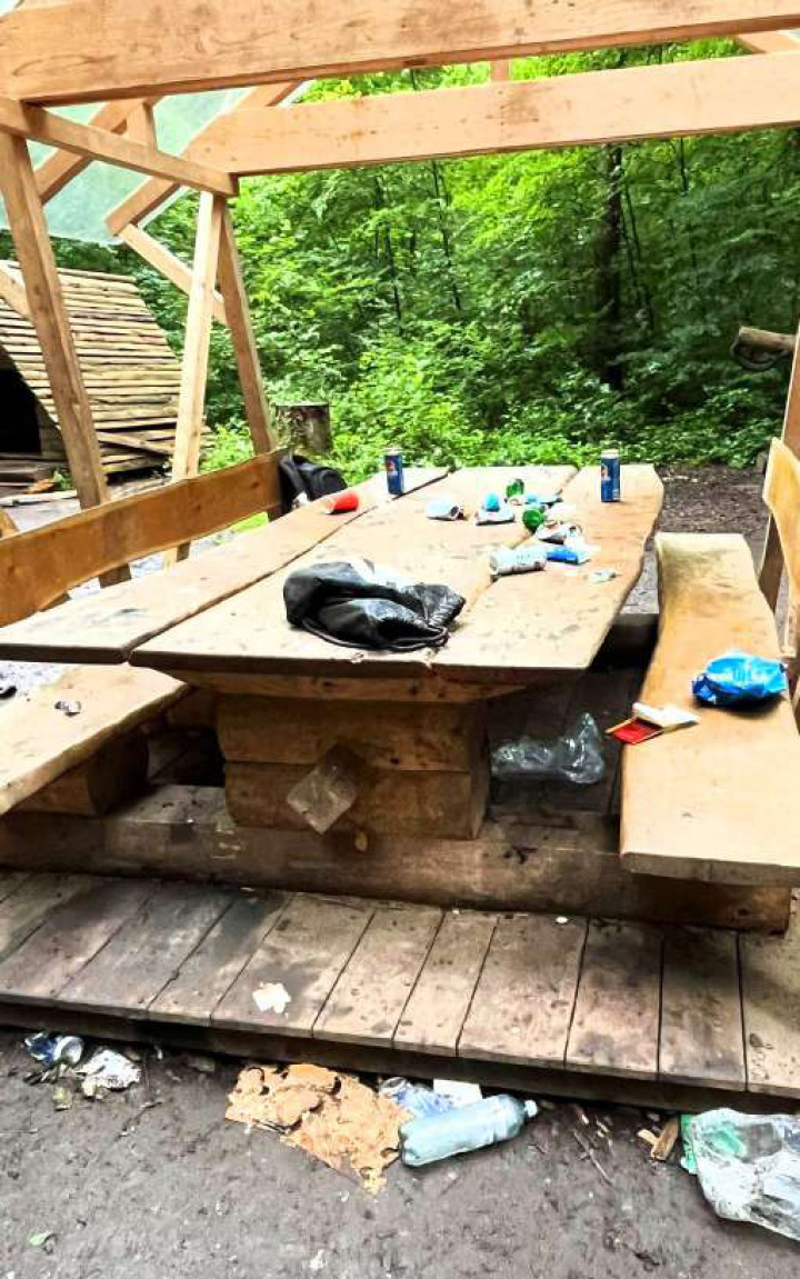 Spuren einer heftigen Party auf dem Waldspielplatz Tännligarten. Bild zvg