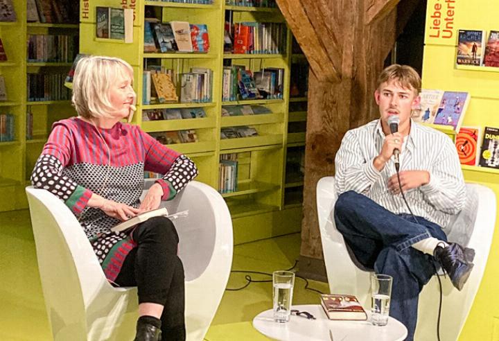 Kulturjournalistin Luzia Stettler im Gespräch mit Autor Nelio Biedermann.
Bild Regula Vogt-Kohler