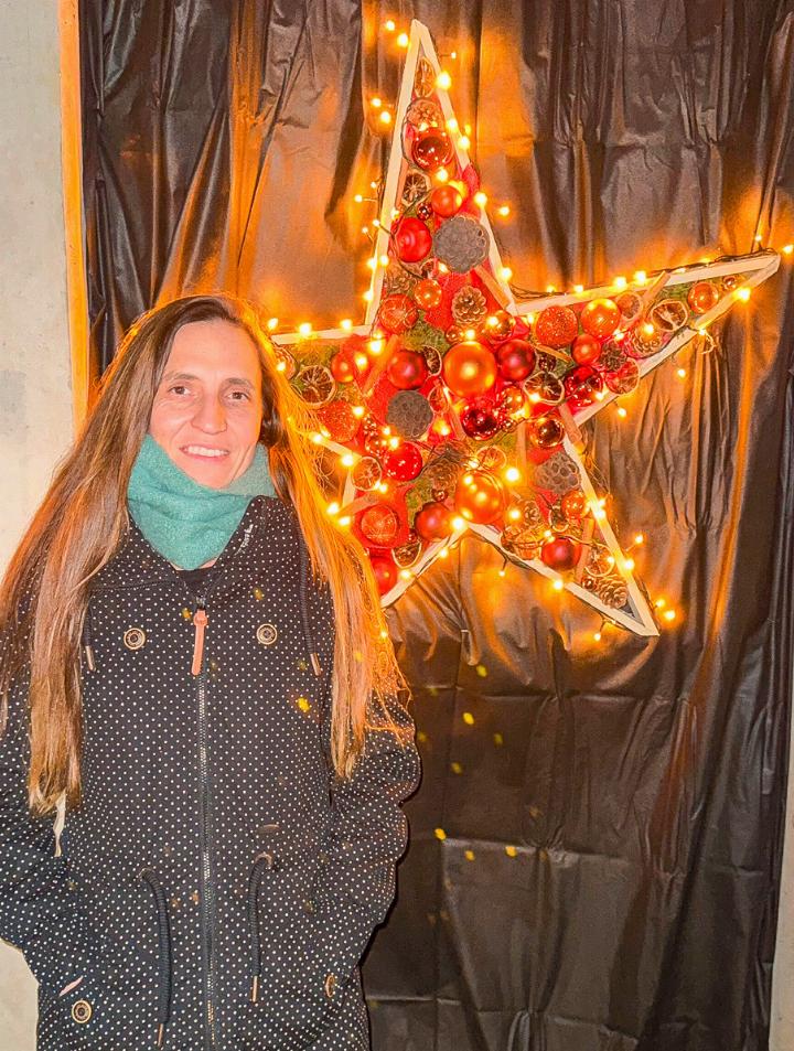 Sabrina Candolfi vor ihrem eigenen Adventsfenster. Bild zvg