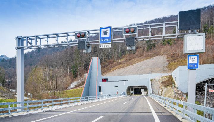 Wo heute noch die UKW-Frequenz am Tunnelportal steht, wird es morgen im Autoradio nur noch rauschen: Das Bundesamt für Strassen stellt die UKW-Sender ab. In Zukunft wird in längeren Tunnels DAB  ausgestrahlt. Bild zvg / Astra