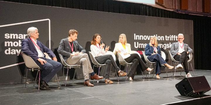 Lukas Ott, Alex Erath, Stefanie Berliner, Désirée Lehmann (Moderation), Florence Brenzikofer und Bruno Stehrenberger (von links) diskutierten im Theater Basel. Bild Tobias Gfeller