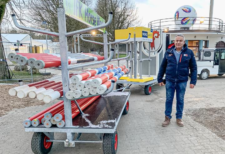 Hansruedi Wüthrich bei der Kontrolle von Warenlieferungen, hier im Bild Einzelteile der Hindernisse fürs Springreiten.
Bilder André Frauchiger Hansruedi Wüthrich bei der Kontrolle von Warenlieferungen, hier im Bild Einzelteile der Hindernisse fürs Springreiten.
Bilder André Frauchiger