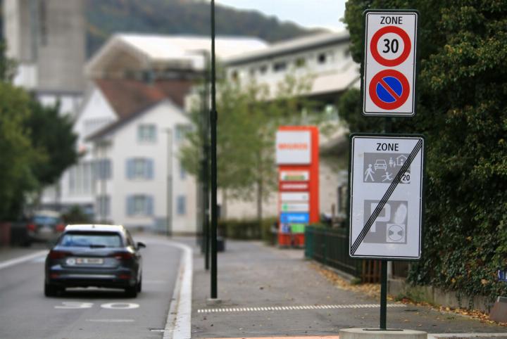 Eine Zone endet, die andere beginnt: viel Informationen auf zwei Schildern. Bilder Peter Sennhauser