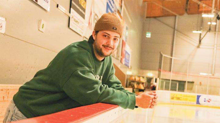 Zurück an dem Ort, wo er das Eishockey-Spiel erlernt hat: Silian Gyger in der Sissacher «Kunsti». Bild Sebastian Wirz