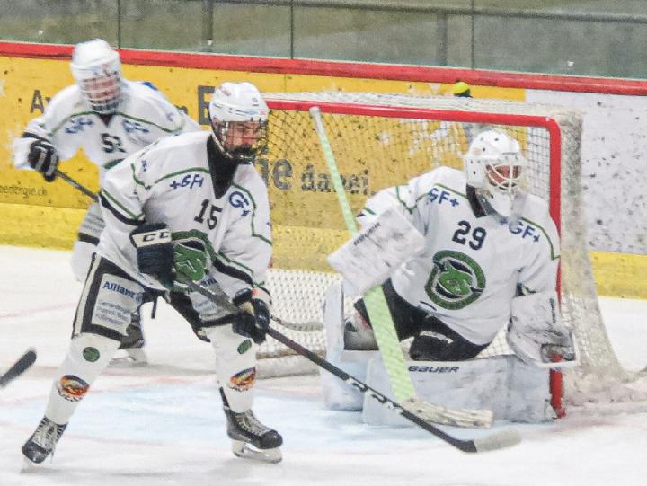 Daniel Gysi und Goalie Sven Tschan verteidigen das ZS-Tor. Bild svr. Daniel Gysi und Goalie Sven Tschan verteidigen das ZS-Tor. Bild svr.