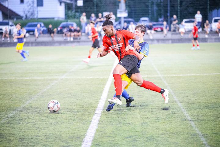 Jordy Margaretta kommt zu einer der guten Möglichkeiten der AC Rossoneri in der ersten Halbzeit – am Ende steht dennoch eine ACR-Niederlage. Bild Archiv vs