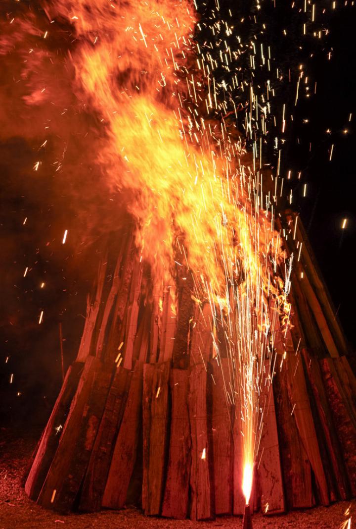 Unter Aufsicht der Feuerwehr Bölchen wurde das Fasnachtsfeuer angezündet. Bilder Brigitt Buser